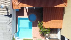 Casarão Com 3 suítes, 2 quartos, Piscina, Praia Perto内部或周边的泳池
