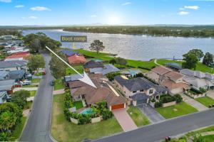 Vue aride d'une banlieue avec des maisons et une rivière dans l'établissement Riverside Breeze - luxury family retreat with pool, à Port Macquarie