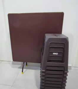 una maleta negra sentada junto a un monitor de ordenador en W39WarmStay@GoldenHills/NightMarket/4R/BBQ en Brinchang