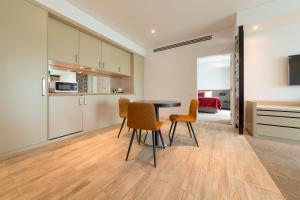 a kitchen and dining room with a table and chairs at Bridges Villas Barooga in Barooga