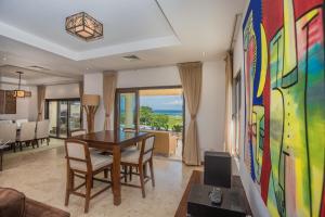 Μια τηλεόραση ή/και κέντρο ψυχαγωγίας στο Pristine Bay Villa 1108 home