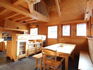 Arâches-la-Frasse的住宿－Chalet Arâches-la-Frasse, 6 pièces, 12 personnes - FR-1-572-30，小屋内的厨房配有桌椅