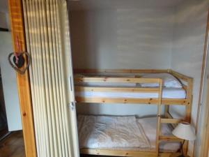 Posteľ alebo postele v izbe v ubytovaní Studio 4 pers. avec lave-linge, balcon et accès direct aux pistes - Proche centre des Carroz - FR-1-572-176