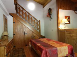 sypialnia z łóżkiem i drewnianymi schodami w obiekcie Appartement cosy 5 pers., pied des pistes, balcon est, proche commerces, parking & services - FR-1-572-94 w mieście Arâches-la-Frasse