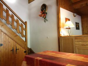 sypialnia ze schodami i łóżkiem ze stołem w obiekcie Appartement cosy 5 pers., pied des pistes, balcon est, proche commerces, parking & services - FR-1-572-94 w mieście Arâches-la-Frasse