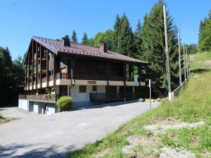 dom na wzgórzu z drzewami w tle w obiekcie Appartement cosy 5 pers., pied des pistes, balcon est, proche commerces, parking & services - FR-1-572-94 w mieście Arâches-la-Frasse +4 zdjęcia