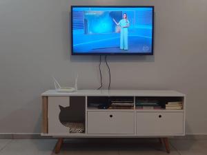 een flatscreen-tv aan een witte muur bij Casa com wi-fi - Próxima à Universidade e Oktoberfest in Marechal Cândido Rondon