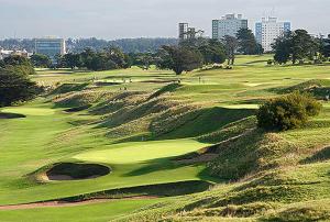 een luchtfoto van een golfbaan met gebouwen op de achtergrond bij Playa Grande Studio Golf y Playa in Mar del Plata