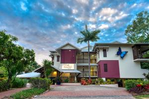 Una casa con una mariposa en la parte delantera. en Freestyle Resort Port Douglas en Port Douglas