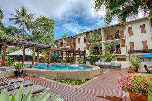 een buitenuitzicht op een resort met een zwembad bij Freestyle Resort Port Douglas in Port Douglas