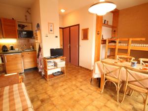 salon ze stołem i kuchnia z łóżkiem piętrowym w obiekcie Studio 4 pers au pied des pistes, balcon, casier à skis, TV - FR-1-572-178 w mieście Arâches-la-Frasse