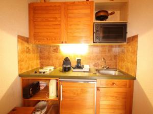 małą kuchnię ze zlewem i kuchenką mikrofalową w obiekcie Studio 4 pers au pied des pistes, balcon, casier à skis, TV - FR-1-572-178 w mieście Arâches-la-Frasse +6 zdjęć