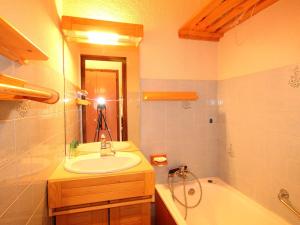 łazienka z umywalką i wanną w obiekcie Studio 4 pers au pied des pistes, balcon, casier à skis, TV - FR-1-572-178 w mieście Arâches-la-Frasse