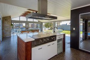 een keuken met een fornuis en een aanrecht bij Aqua Tides- Family Home with Pool in Geographe