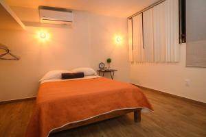 Ένα ή περισσότερα κρεβάτια σε δωμάτιο στο Bonito Departamento con 2 camas con clima, parking, wifi 110mb, ,cocineta, 8
