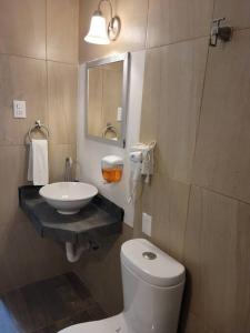 Ένα μπάνιο στο Bonito Departamento con 2 camas con clima, parking, wifi 110mb, ,cocineta, 8 +46 φωτογραφίες