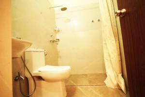 uma casa de banho com um WC e um chuveiro em Anand Kanan em Varanasi mais 11 fotografias