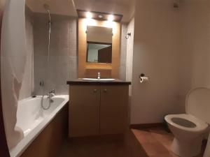 ein Badezimmer mit einem Waschbecken, einer Badewanne und einem WC in der Unterkunft Studio Brides-les-Bains, 1 pièce, 4 personnes - FR-1-512-257 in Brides-les-Bains