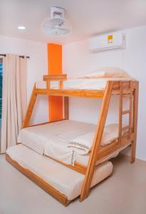 a bunk bed with two bunk beds in a room at Mama Lira in Coveñas