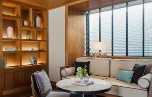 Posezení v ubytování Kimpton Kitalay Samui by IHG