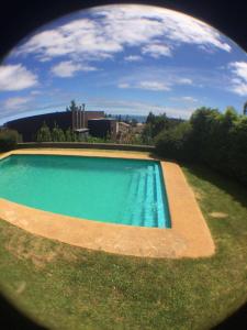 בריכת השחייה שנמצאת ב-Casas Condominio Pingueral או באזור