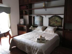 1 dormitorio con 1 cama grande y cabecero de madera en B&B Nilo, en Nápoles