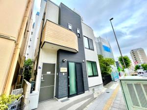 a building with a green door on a street at ホテルクラッシースカイツリー浅草曳舟 in Tokyo