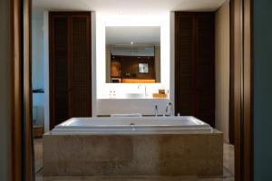 Koupelna v ubytování MUTHI MAYA Forest Pool Villa Resort - SHA Plus Certified