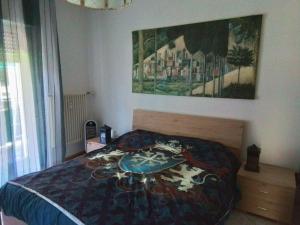 1 dormitorio con 1 cama y una pintura en la pared en Casa di Max - private room in apartment with shared bathroom FREE PARKING, en Bolzano