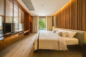 TV a/nebo společenská místnost v ubytování MUTHI MAYA Forest Pool Villa Resort - SHA Plus Certified