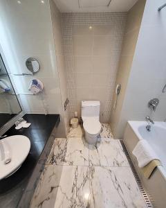 uma casa de banho com um WC branco e um lavatório. em Niagara Hotel em Seul
