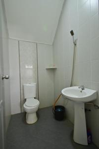 a bathroom with a toilet and a sink at D'Ja Smoke Homestay in Kampong Wakaf Tengah +18 photos