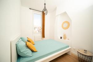 Uma cama ou camas num quarto em New fully equipped air-conditioned apartment