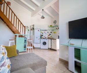 TV a/nebo společenská místnost v ubytování Complexe La Providencia - Villa, Duplex, Studio, jacuzzi