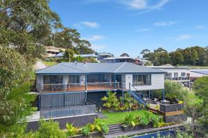 eine Luftansicht eines Hauses mit Hof in der Unterkunft Blue Haven in Kianga