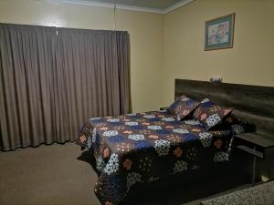 um quarto com uma cama com uma colcha em Stay a Night em Christiana