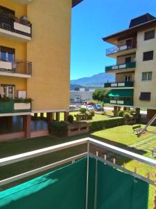 balcone con vista su un condominio di Casa di Max - private room in apartment with shared bathroom FREE PARKING a Bolzano