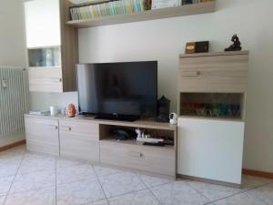 um grande centro de entretenimento com uma televisão de ecrã plano em Casa di Max - private room in apartment with shared bathroom FREE PARKING em Bolzano