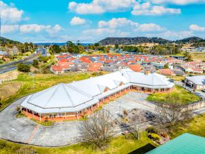 una vista aerea di un edificio con molte case di Bowen Inn Motel a Lithgow