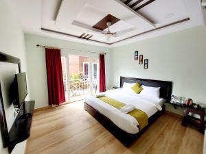 a bedroom with a large bed and a window at Vedana Retreat Arambol in Arambol
