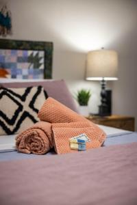 Una toalla en una cama en un dormitorio en 738 E Yale, en Fresno