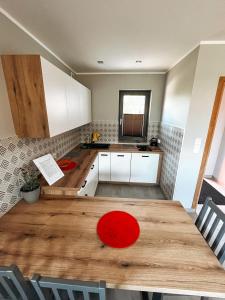 Klucze的住宿－Nova 26，厨房配有木桌和白色橱柜。