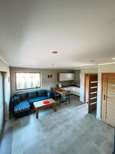 Klucze的住宿－Nova 26，客厅配有蓝色的沙发和桌子