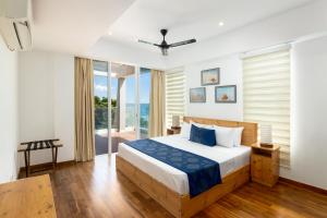 Postel nebo postele na pokoji v ubytování Oceanfront Condominium - Nilaveli