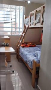 sypialnia z łóżkiem piętrowym i biurkiem w obiekcie Casa Club Vacacional w mieście Ica