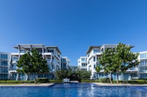 uma piscina em frente a dois edifícios de apartamentos em Oceanfront Condominiums - Nilaveli em Nilaveli