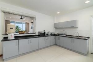 Kuchyň nebo kuchyňský kout v ubytování Oceanfront Condominium - Nilaveli + 37 fotografií