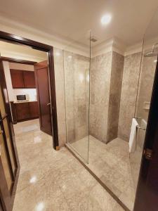 baño con ducha y puerta de cristal en Times Service Suites @ Times Square, en Kuala Lumpur
