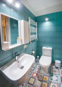 La salle de bains est pourvue d'un lavabo blanc et de toilettes. dans l'établissement HB apartments Tabukashvili, à Tbilissi