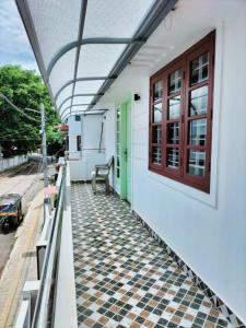 - une terrasse couverte d'une maison revêtue de carrelage dans l'établissement joseys homestay, à Cochin